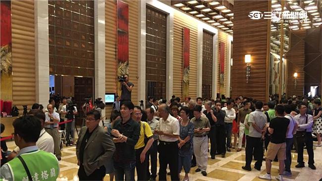 扁逐一與支持者握手　臉上笑容藏不住