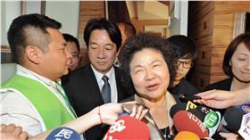 高雄市長陳菊（中右）與台南市長賴清德（中左），4日在台北出凱達格蘭基金會募款餐會與前總統陳水扁見面，兩人在見面後步出貴賓室。（圖／中央社）