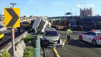 轎車高速切車道　聯結車駕駛急閃命危