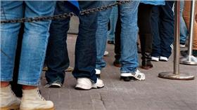 調查：台灣人超愛排隊，但有人插隊會是什麼反應？