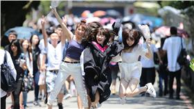 伊梓帆
人氣女團伊梓帆成員伊伊（中）4日畢業，隊長梓梓（前左）與小帆（前右）特地到學校獻花，讓伊伊驚訝不已，直呼「要哭了」。中央社記者張新偉攝 105年6月4日