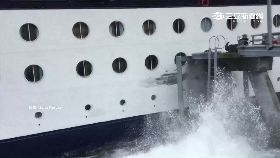 W郵輪撞港口1200