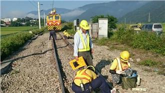 向台鐵同仁致敬！出軌搶修全紀錄