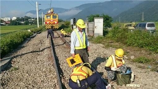 台鐵出軌搶修
https://www.facebook.com/fun%E8%87%BA%E9%90%B5-235657946472703/photos