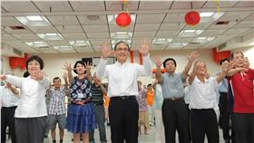 林全探視台北市浩然敬老院。行政院提供