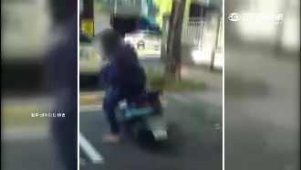 一位難求！騎士強佔汽車格　駕駛氣炸