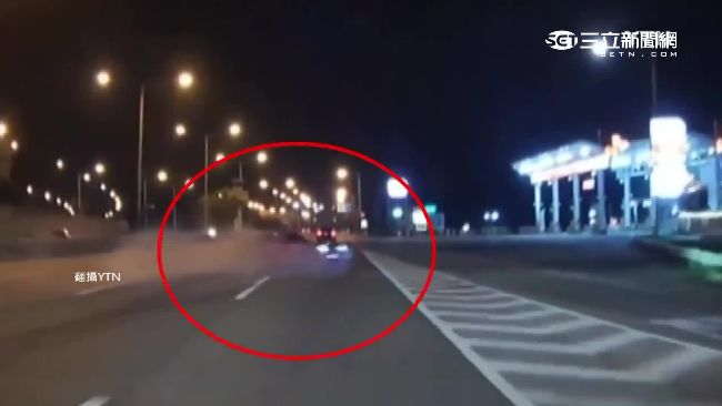 飆車「直播」拚點擊率　超跑衝出護欄