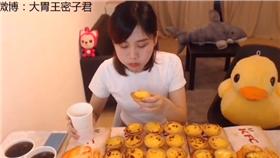 網友挑戰吃３０個蛋塔／翻攝自美拍http://www.meipai.com/media/527516986