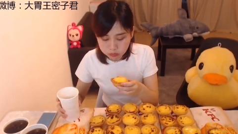 超狂！正妹10分鐘狂嗑30個蛋塔