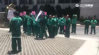 不滿精簡人力　台南百名郵務士抗議