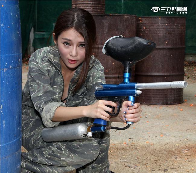 曖維多媒體/性感誌SEXY NUTS拍攝現場，性感辣妹安希。（記者邱榮吉/攝影）