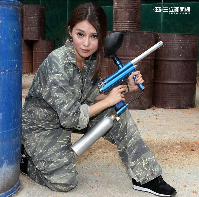 曖維多媒體/性感誌SEXY NUTS拍攝現場，性感辣妹安希。（記者邱榮吉/攝影）