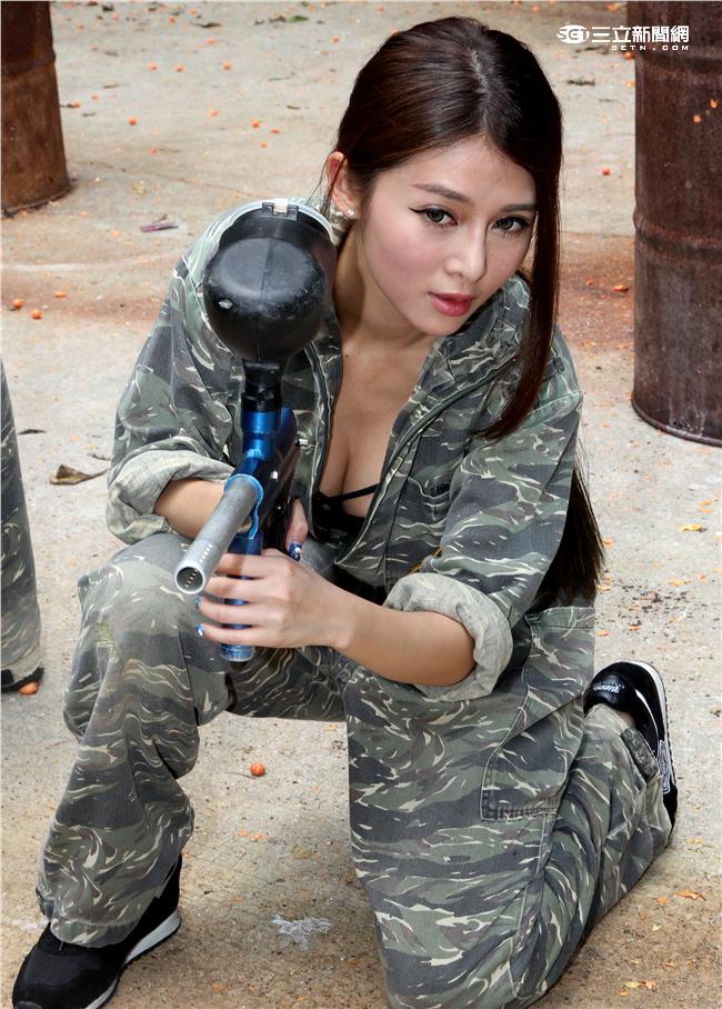 曖維多媒體/性感誌SEXY NUTS拍攝現場，性感辣妹安希。（記者邱榮吉/攝影）