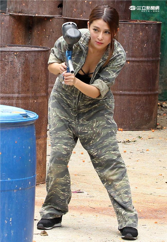 曖維多媒體/性感誌SEXY NUTS拍攝現場，性感辣妹安希。（記者邱榮吉/攝影）