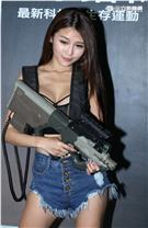 曖維多媒體/性感誌SEXY NUTS拍攝現場，性感辣妹安希。（記者邱榮吉/攝影）