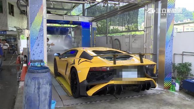 加油站「平板洗車」　超跑車主瘋體驗