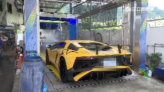 加油站「平板洗車」　超跑車主瘋體驗