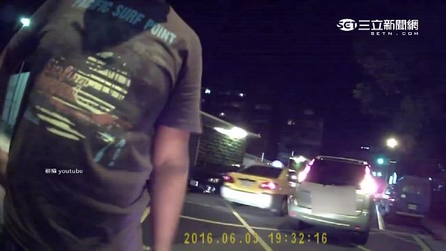 駕駛不滿被按喇叭　竟兩度逼車理論