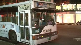 安全門不安全！2少女搭客運摔出車外