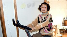 堅持斷電生活四年的日本女子
圖／煎蛋