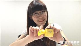 ▲煩悶到全家捏蛋黃哥　小7杯緣子拉筋下腰、放空醒腦（圖／超商業者）