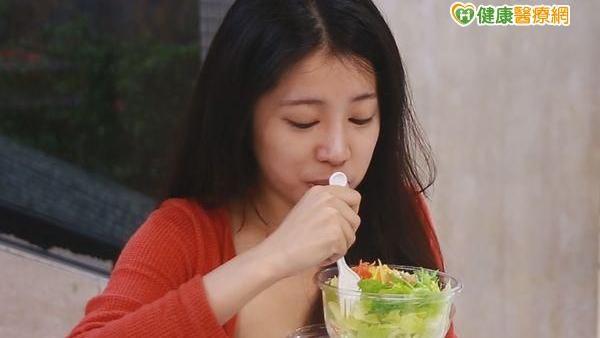 孕婦愛吃生菜沙拉　寶寶出生患腦膜炎