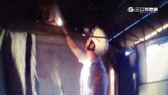 逃逸外勞藏匿工寮屋頂　員警怒斥逮人