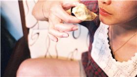 吃東西
榴槤
https://www.flickr.com/photos/enixii/4109418872/in/photolist-6yRgST-7g8R4w-4U1DRD-5ewws3-5wwhUU-33F3yf-975hh5-rThQno-4WQWqW-6yVmSA-6mMTit-hNbTKn-6EP2r9-49sDK8-49wJFQ-6yVmVU-6ufYLC-6yVmNA-6nbPyD-hNaFNa-6yVmZy-6yRh2X-6yRgWn-6yRh82-6yVmKQ-6yRhaV-6Pi8YD-6yRgUB-53AgrM