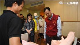 朱立倫探視何妤婕