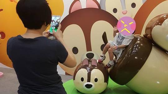 女童爬展覽公仔　母還要她換姿勢拍照