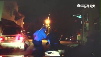 無照騎士拒攔檢　警察無影腳飛踢擋車