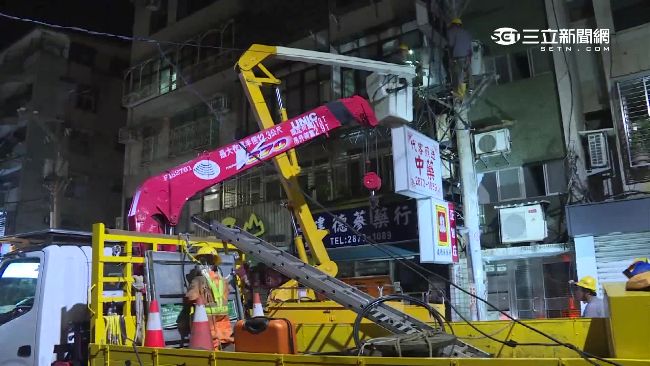 貨車載挖土機勾斷電線　50住戶停電