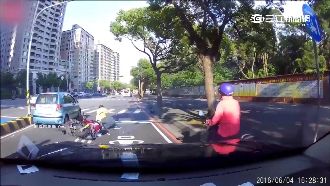 騎士高速搶快欲超車　下一秒GG了…