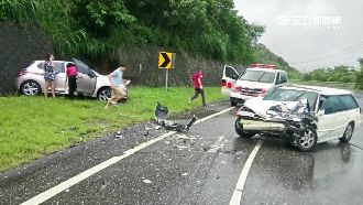 雨天失控打滑！轎車過彎跨線撞對向車