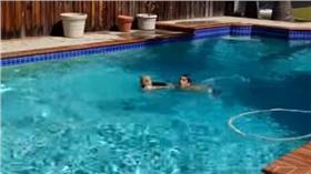 主人玩水　牧羊犬以為溺水　翻攝自https://www.youtube.com/watch?v=-pdo6QUoOxo