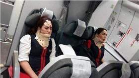 空姐,亂流 圖/翻攝自每日郵報
http://www.dailymail.co.uk/travel/travel_news/article-3627356/It-miracle-survived-Passengers-tell-horror-board-plane-hit-severe-turbulence-left-cabin-crew-neck-braces-head-wounds-23-hospitalised-ceiling-panels-broken.html