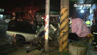 過彎失控撞電線桿　男夾車內送醫不治