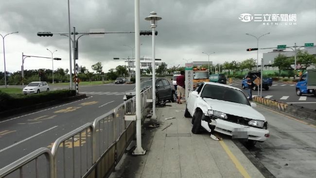下雨小心開！兩車擦撞衝上BRT車站