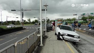 下雨小心開！兩車擦撞衝上BRT車站