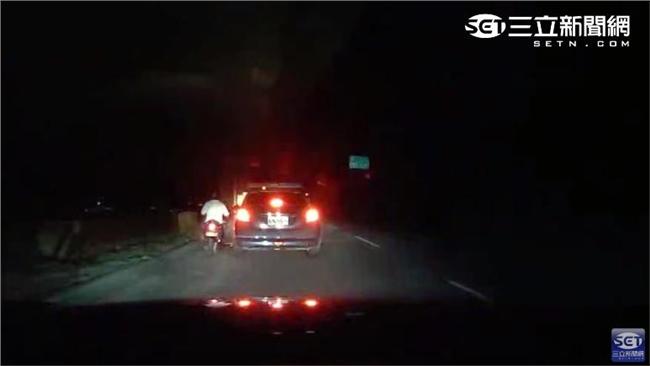 少年無照飆車　警逼上安全島乖乖就逮