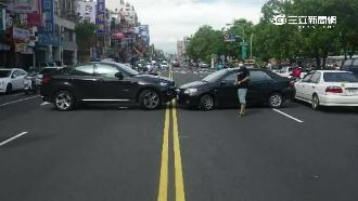 2車違規迴轉　壓雙黃線正面KISS