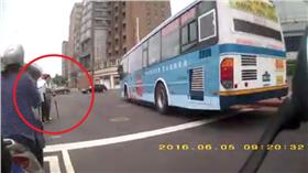 騎士護駕老夫婦過馬路 網友大讚「正能量」（圖／翻攝自爆料公社）