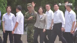 小英視察國軍　與馮世寬互動畫面沒了