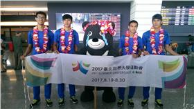 世大運熊讚_感動落淚機場接風金牌選手，沈郁森（左起）、劉兆軒、葉守博、楊俊瀚（圖／北市府提供）
