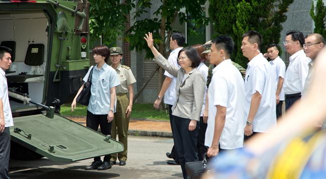 蔡英文乘雲豹裝甲車　視導福西營區