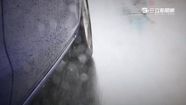 名車飆速沖水窪　「水漂」慘撞護欄