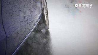 名車飆速沖水窪　「水漂」慘撞護欄