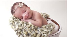 ▲「畸形臉」讓女嬰遭棄養。（圖／翻攝自《每日郵報》）
http://www.dailymail.co.uk/femail/article-3626725/Baby-abandoned-adoptive-mum-fled-seeing-born-rare-genetic-condition-kept-birth-mum-instead.html