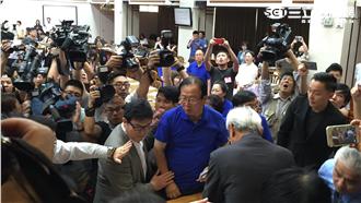 立法院爆衝突　林德福怒摔麥克風