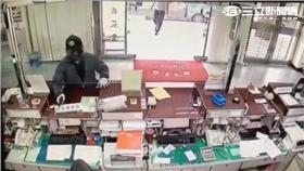 一名男子持空氣槍搶劫汐止農會（翻攝畫面）